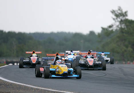 Kasper Andersen i den blå og gule Formel Renault kørte lørdag en sikker andenplads hjem på Le Mans.